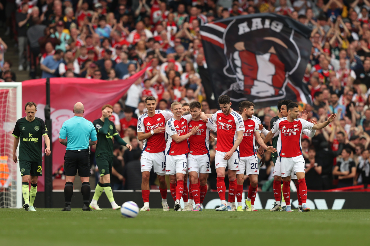 37岁库里太疯狂！刷新NBA过去79年三分纪录，勇士却吞三连败