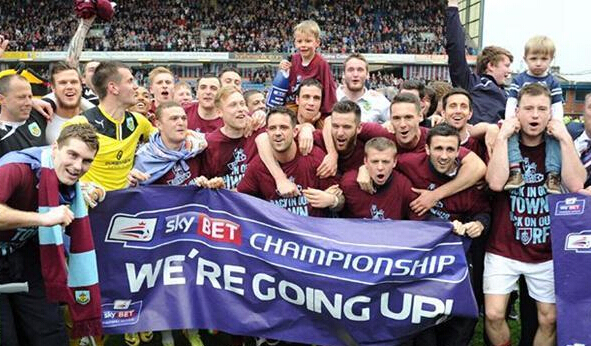 前锋连续助攻，团队配合默契