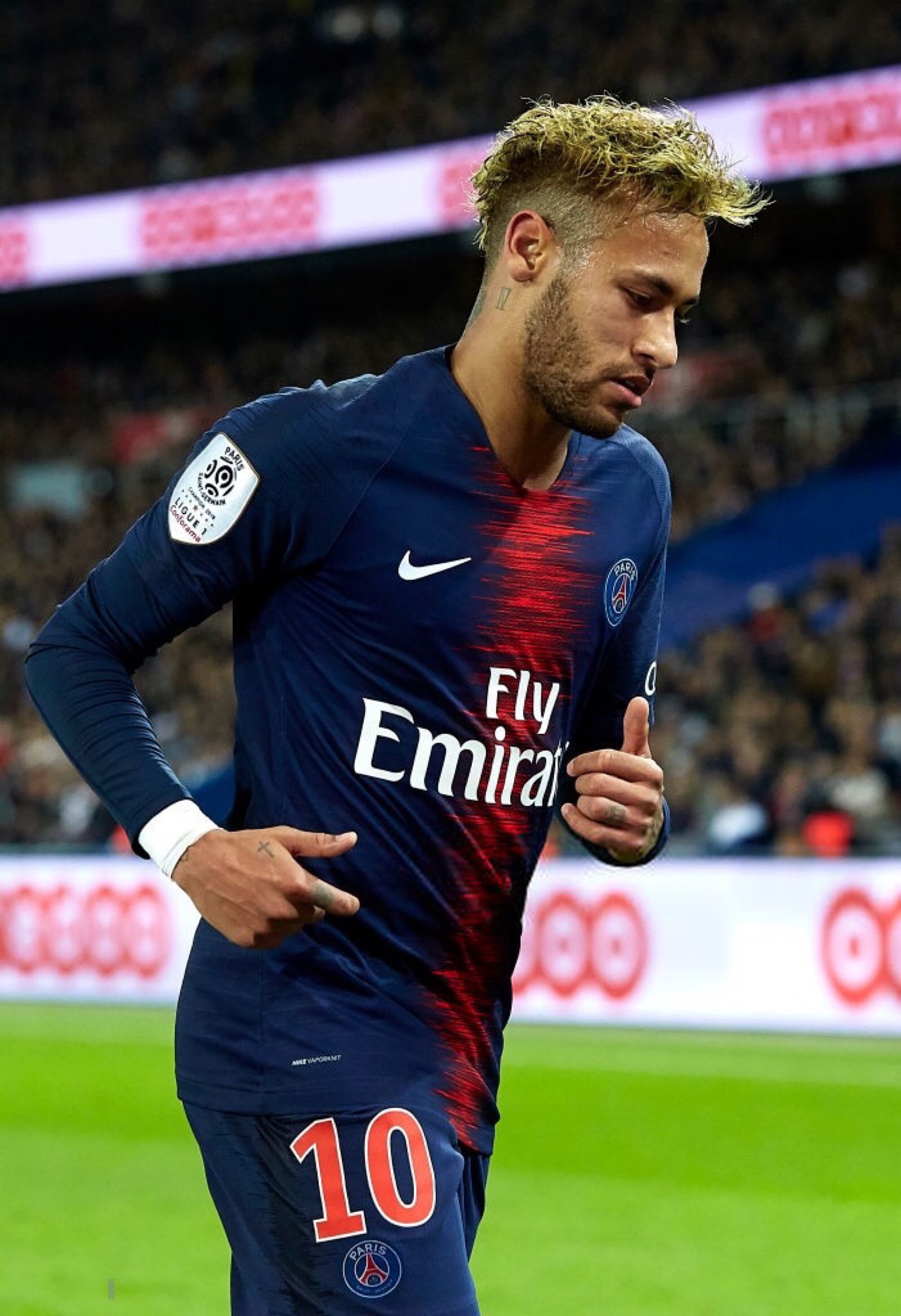 记者：如今国脚级球员税后拿100万甚至几十万年薪越来越普遍