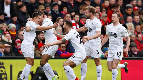 国足备战强度升级，全队深夜加练（国足备战强度加码，全员深夜加练）