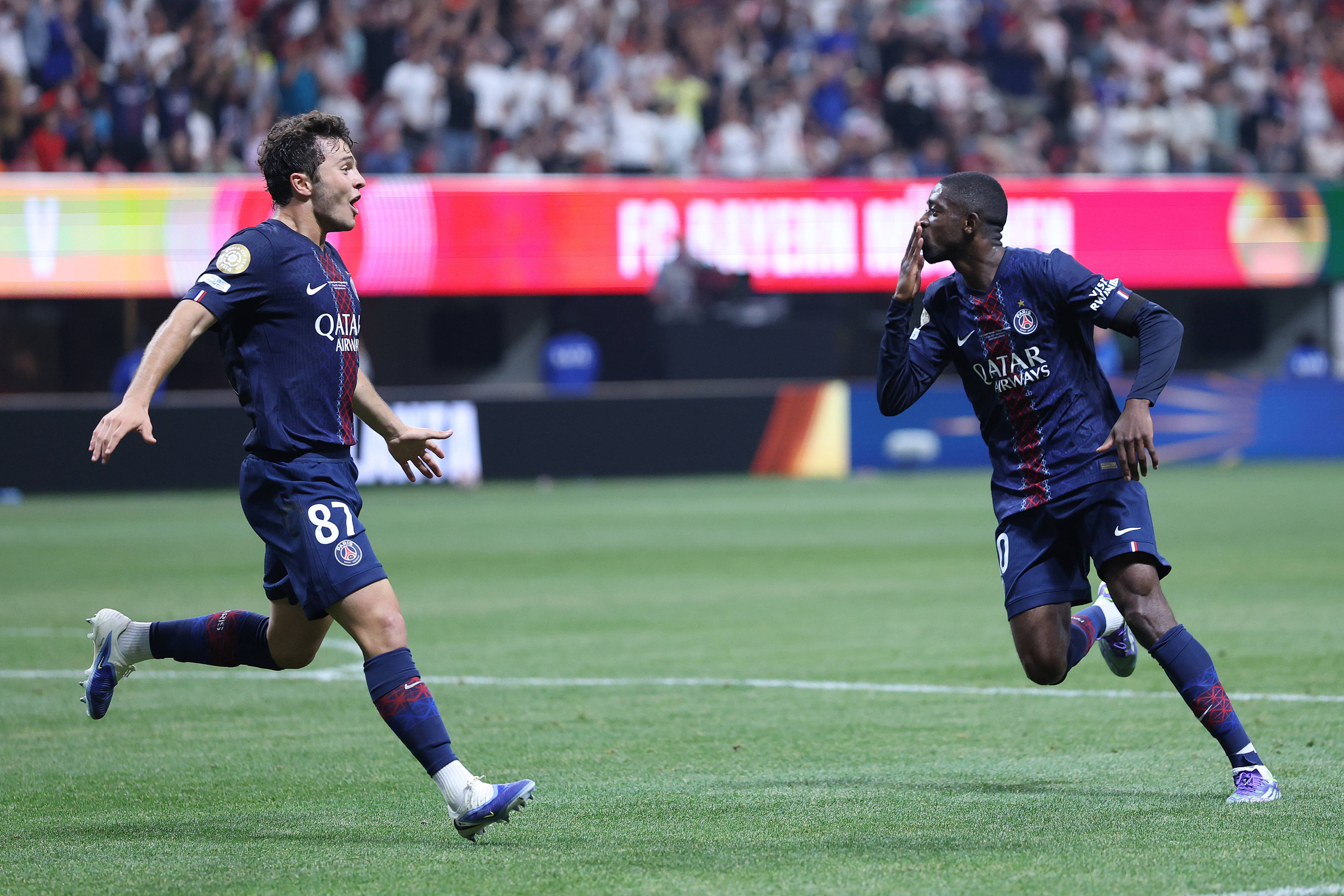 湖人半场高效，两项命中率均超5成，两队狂轰16记三分