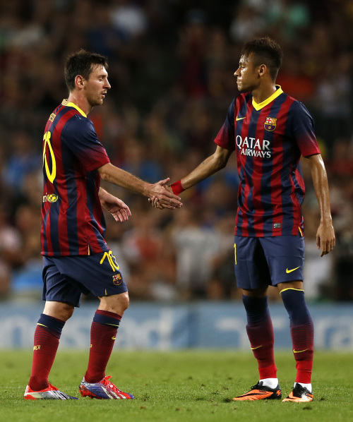 每体：莱万愿意接受降薪+替补，2026年初将和巴萨再谈（每体：莱万愿降薪并接受替补角色，2026年初将与巴萨再度磋商）