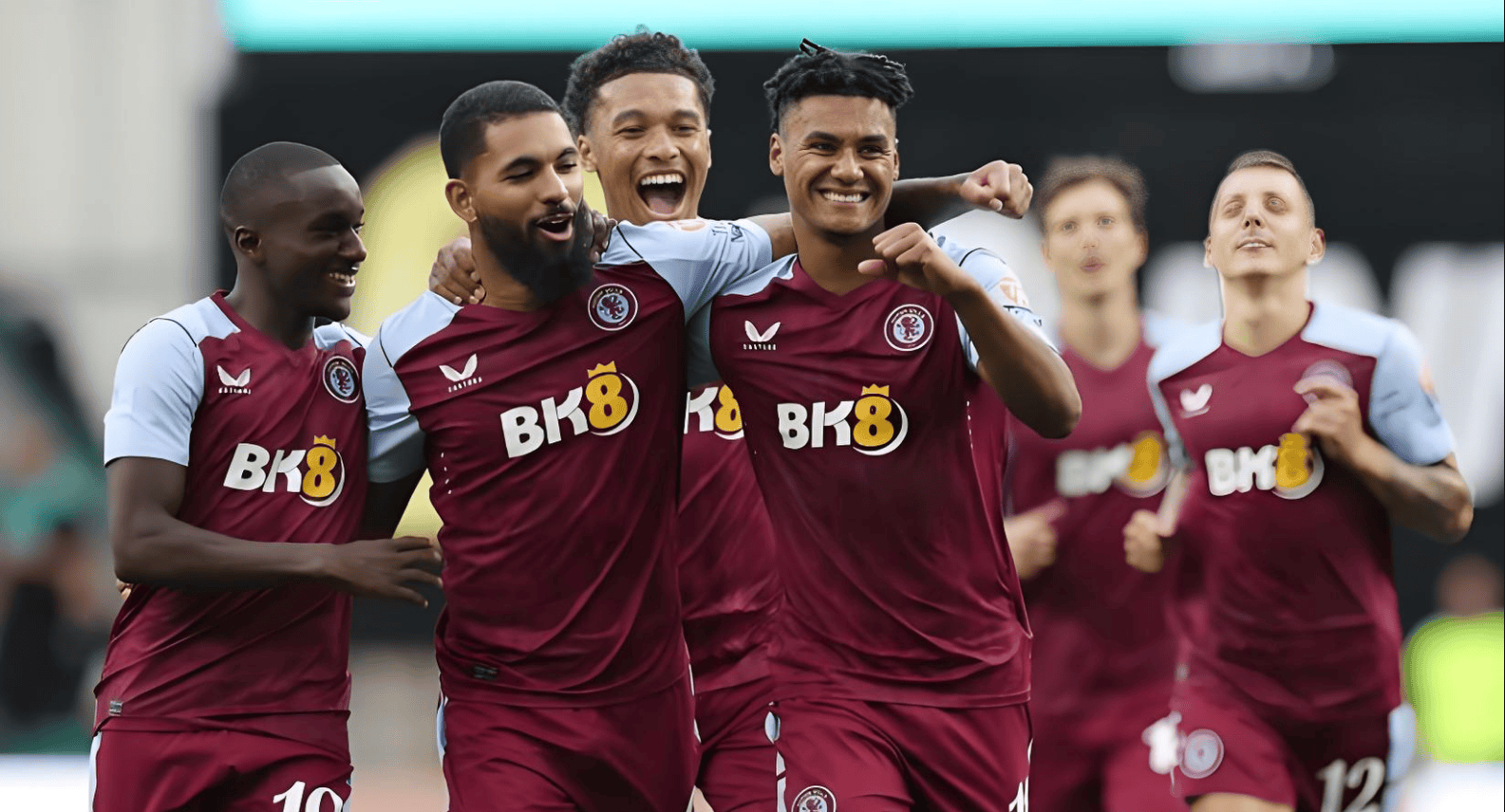 积雪已覆盖球场，加拿大联赛球员在雪战中完成潇洒倒钩得分