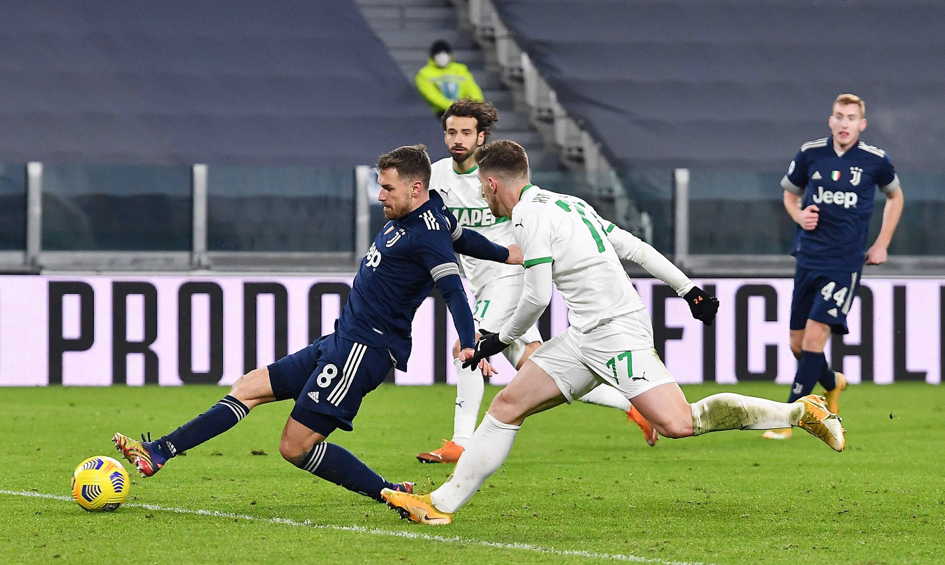 西媒：皇马冬季不会引援，高层认为阵容很强只是踢得不好（西媒：皇马冬窗按兵不动，高层称阵容够强，只是表现不佳）