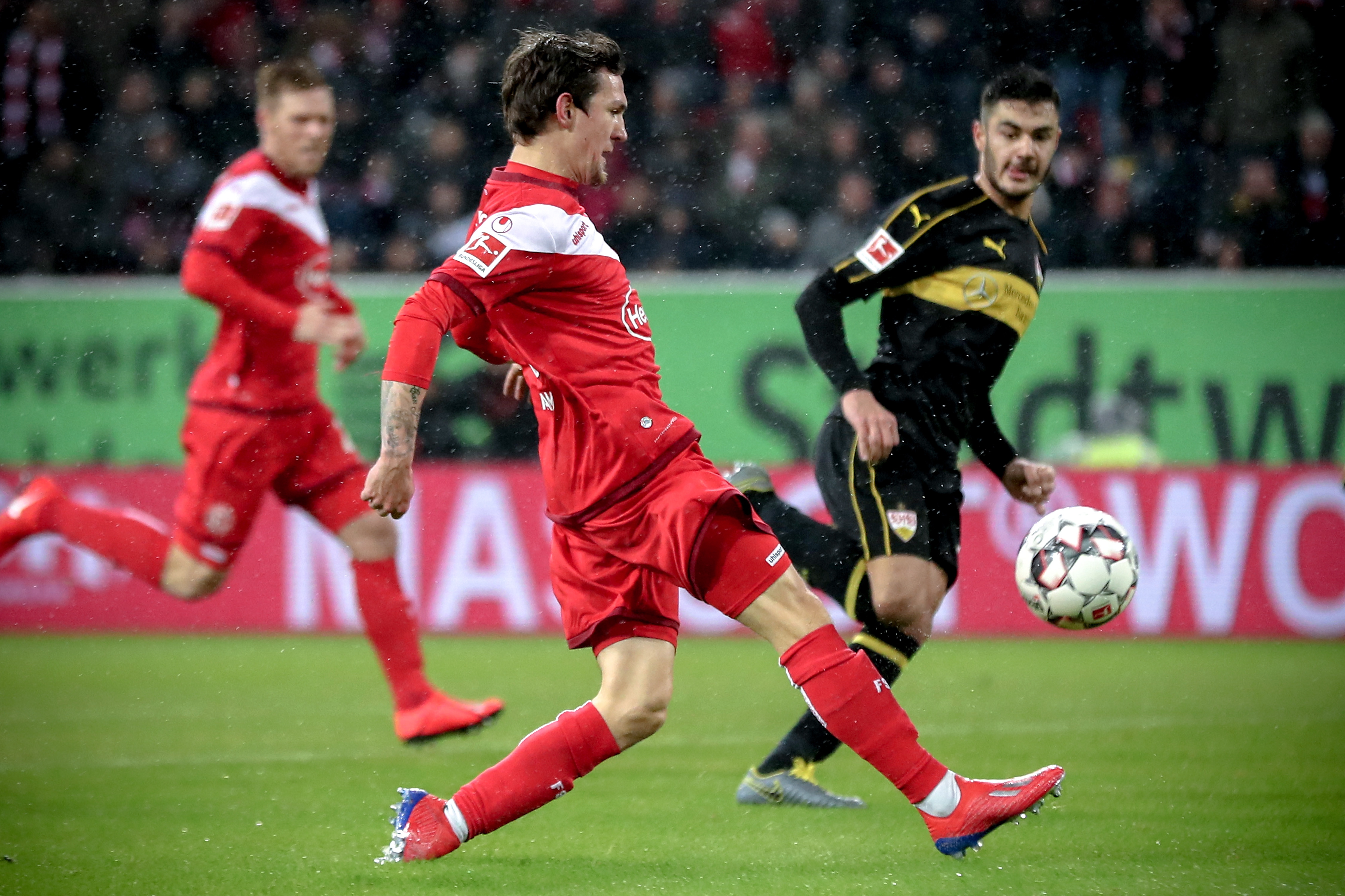 每体：阿劳霍大概率将在周中欧冠继续首发，加西亚代替孔德