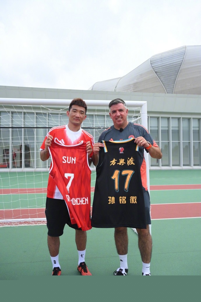 中场球员的职责是什么？