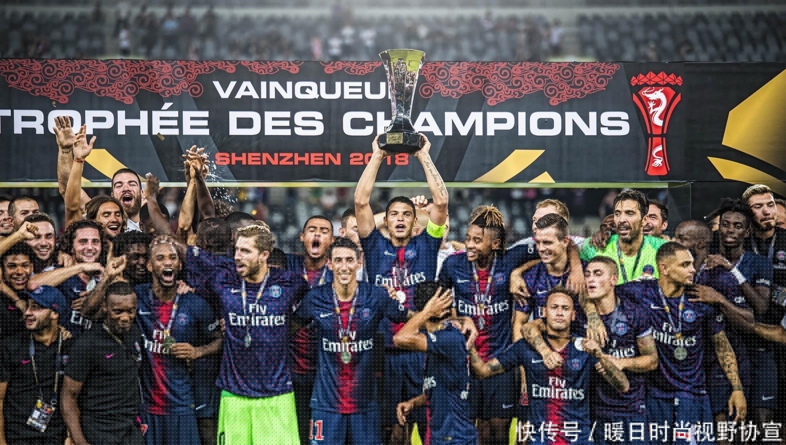 穆斯卡特获赠定制竹刻画像，印有本人形象和冠军奖杯