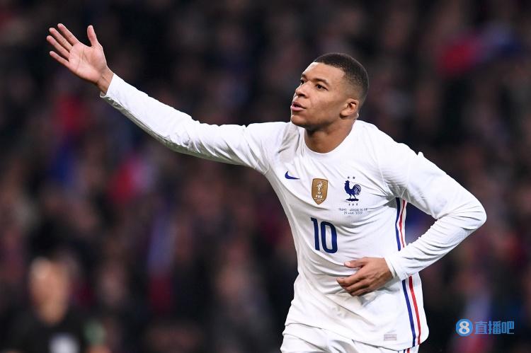 拜仁球迷不顾阻拦和处罚燃放烟火，高层因此在看台上频频摇头（拜仁球迷无视劝阻与处罚燃放烟火，高层在看台连连摇头）